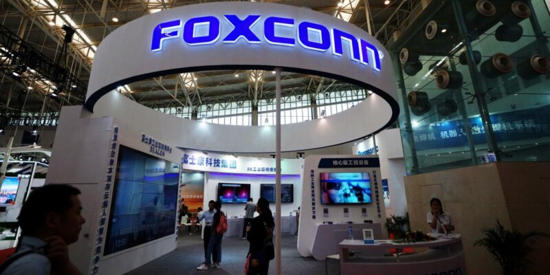 Компания Foxconn планирует возобновить производство к концу марта (foxconn bat)