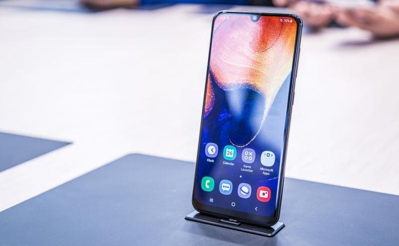 Смартфон Samsung Galaxy на дисплее выставки в вертикальном положении