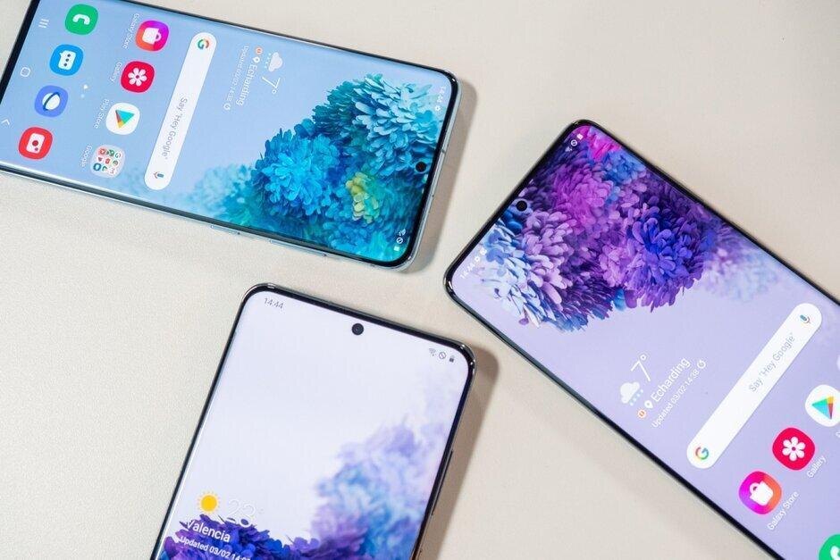 Три смартфона Samsung Galaxy S21 FE на экране