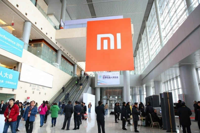 Большой баннер с логотипом Xiaomi на фоне входа