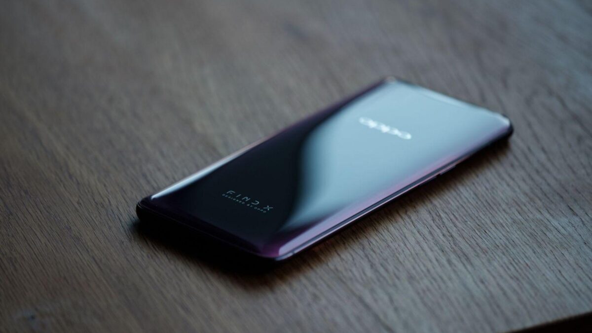 Оптический экран Oppo Find X2 на деревянной поверхности