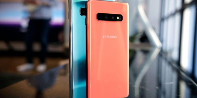Стоит ли Samsung Galaxy S10 своих денег в 2020 году? (samsung galaxy s10 and s10 hands on 1 3)