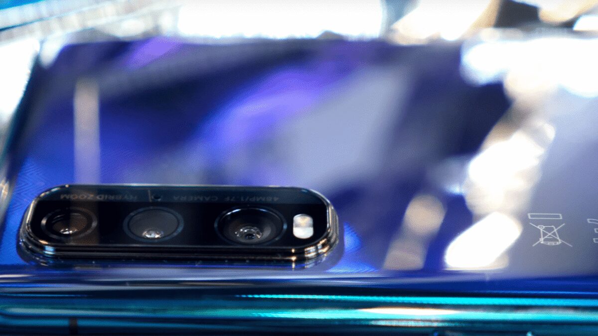 Задняя крышка смартфона Oppo Find X2 с тремя камерами