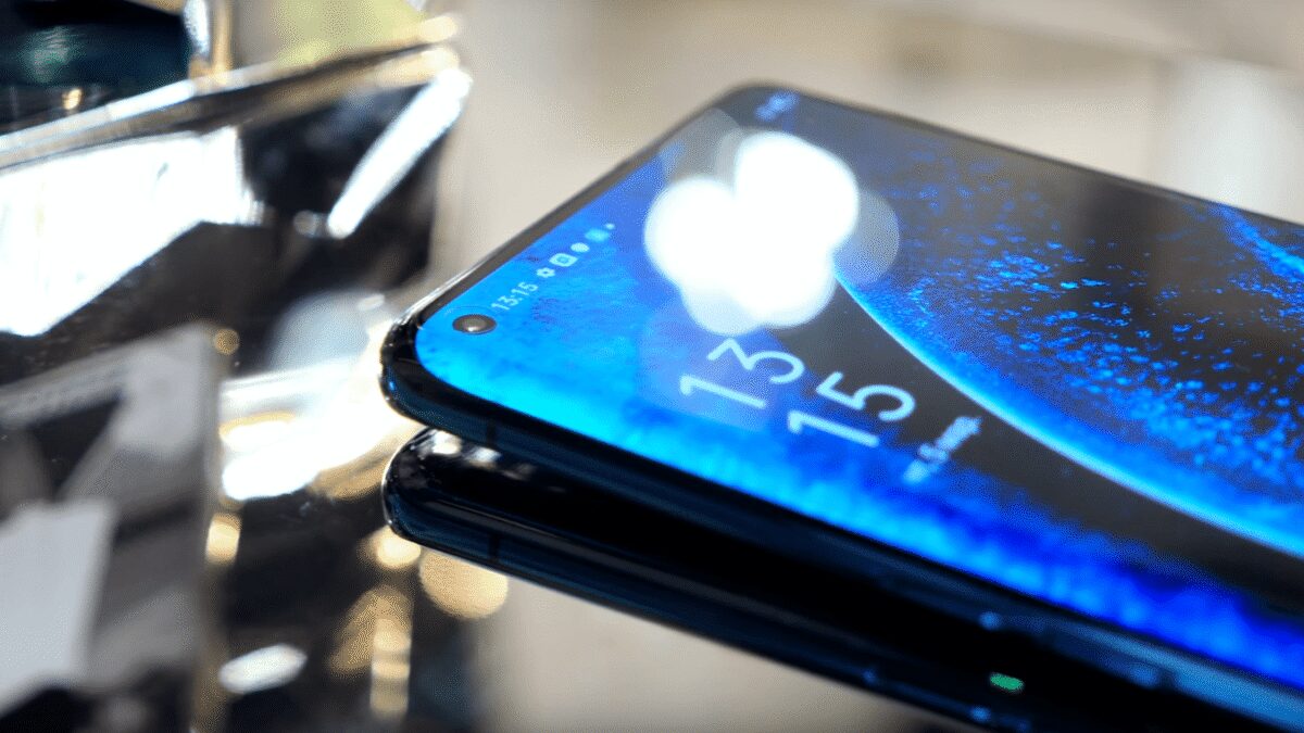 Смартфон Oppo Find X2 с ярким дисплеем и вырезом для фронтальной камеры