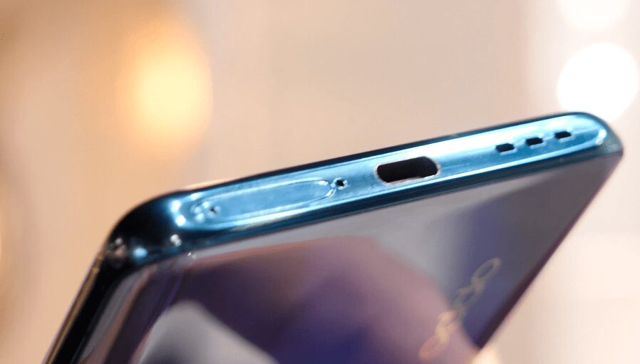 Верхняя часть смартфона Oppo Find X2 с зарядным портом и вентиляционными отверстиями