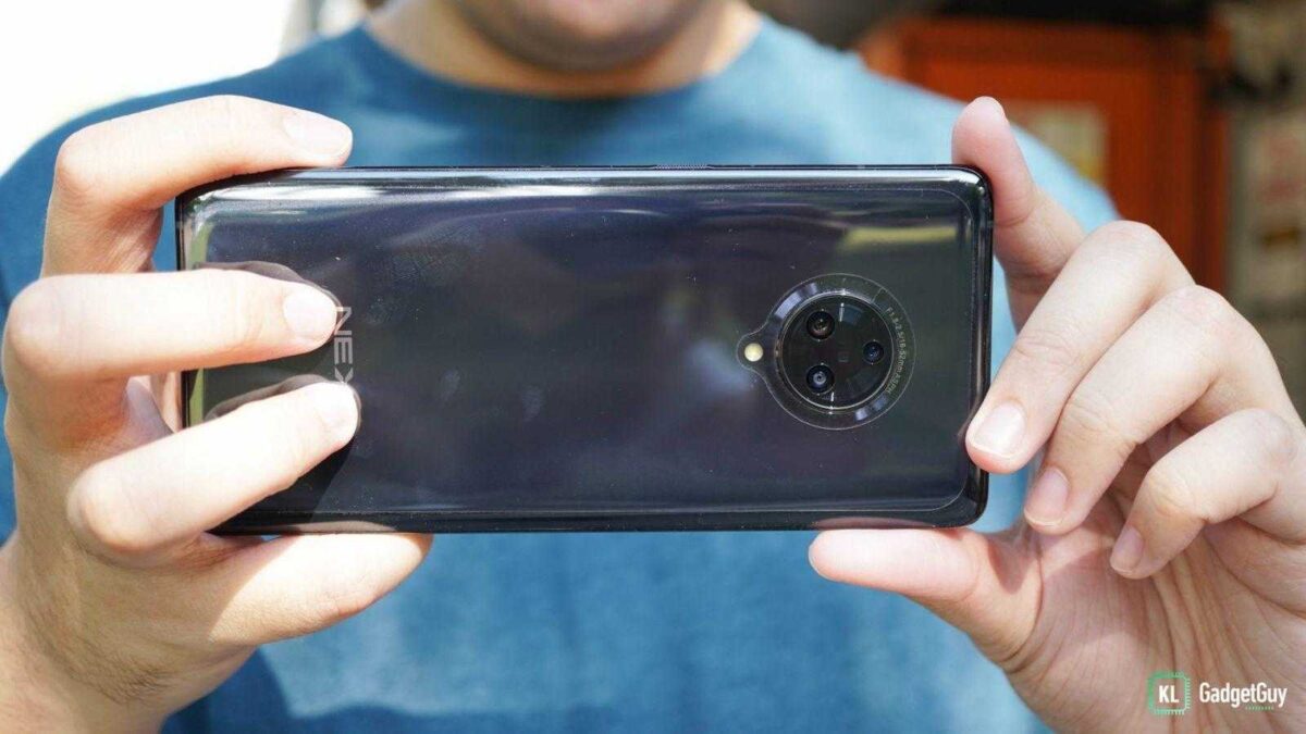 Человек держит смартфон Vivo NEX 3S 5G задняя панель