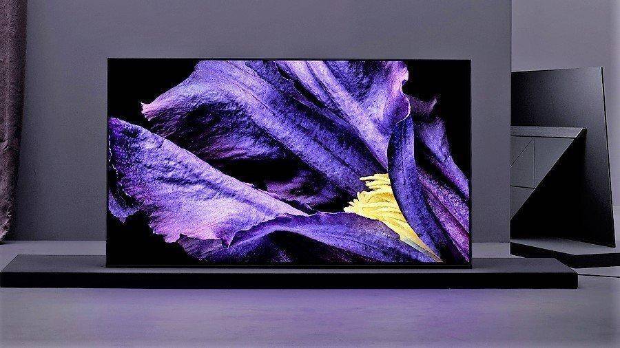 Телевизор Samsung с изогнутым дисплеем и тонкой рамкой