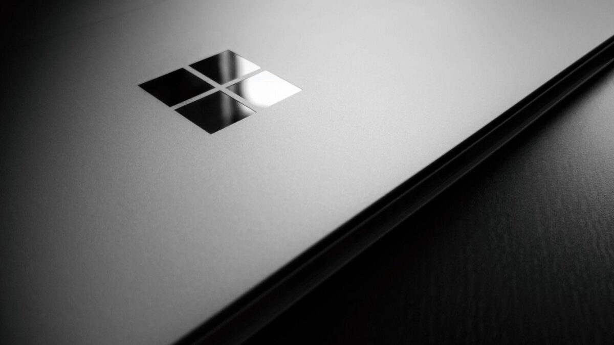 1559130291 4268x2845 4541289 microsoft microsoft windows windows 10 wooden surface logo laptop scaled 1