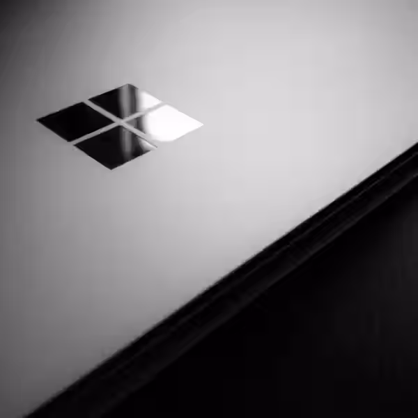 1559130291 4268x2845 4541289 microsoft microsoft windows windows 10 wooden surface logo laptop scaled 1
