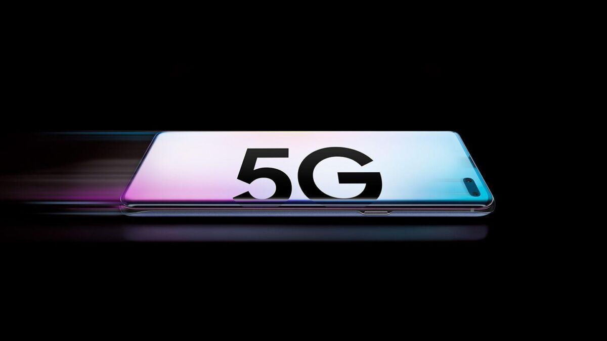 Смартфон Samsung с изображением 5G и современным дизайном, боковой ракурс
