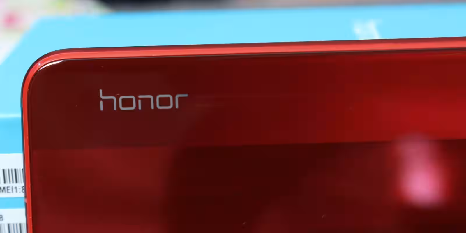 Красный смартфон Honor X10 с логотипом сверху