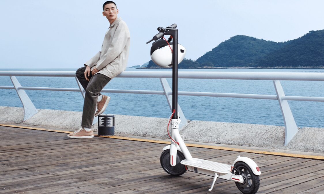 Электросамокат Mijia Scooter 1S на набережной