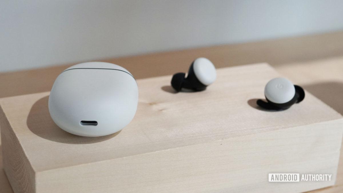 Google выпустили приложение Pixel Buds для Play Store (google pixel buds 2 in clearly white with charging case 1200x675 2)