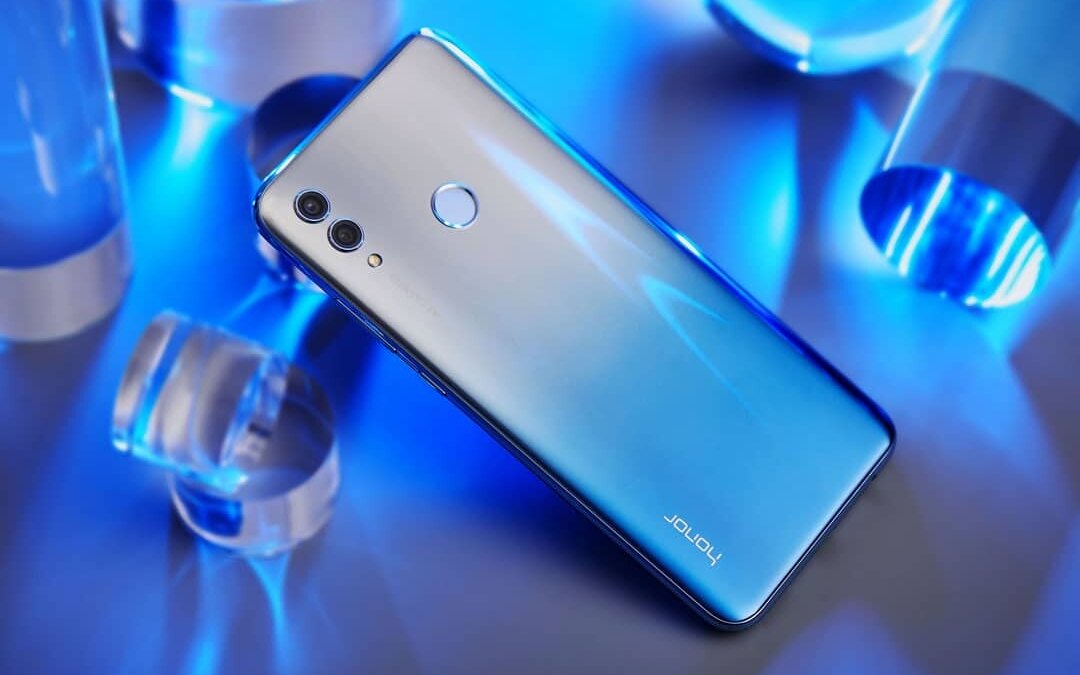 Смартфон Honor с тремя камерами и сканером отпечатков