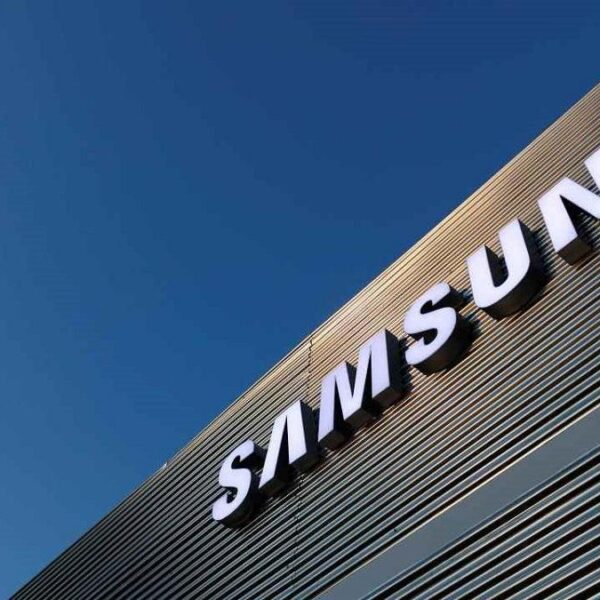 Samsung сократила заказы на комплектующие для смартфонов на целых 50% (samsung opens first store in shanghai sees apple store 5dac8c355e08c large)
