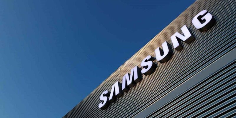 Samsung сократила заказы на комплектующие для смартфонов на целых 50% (samsung opens first store in shanghai sees apple store 5dac8c355e08c large)