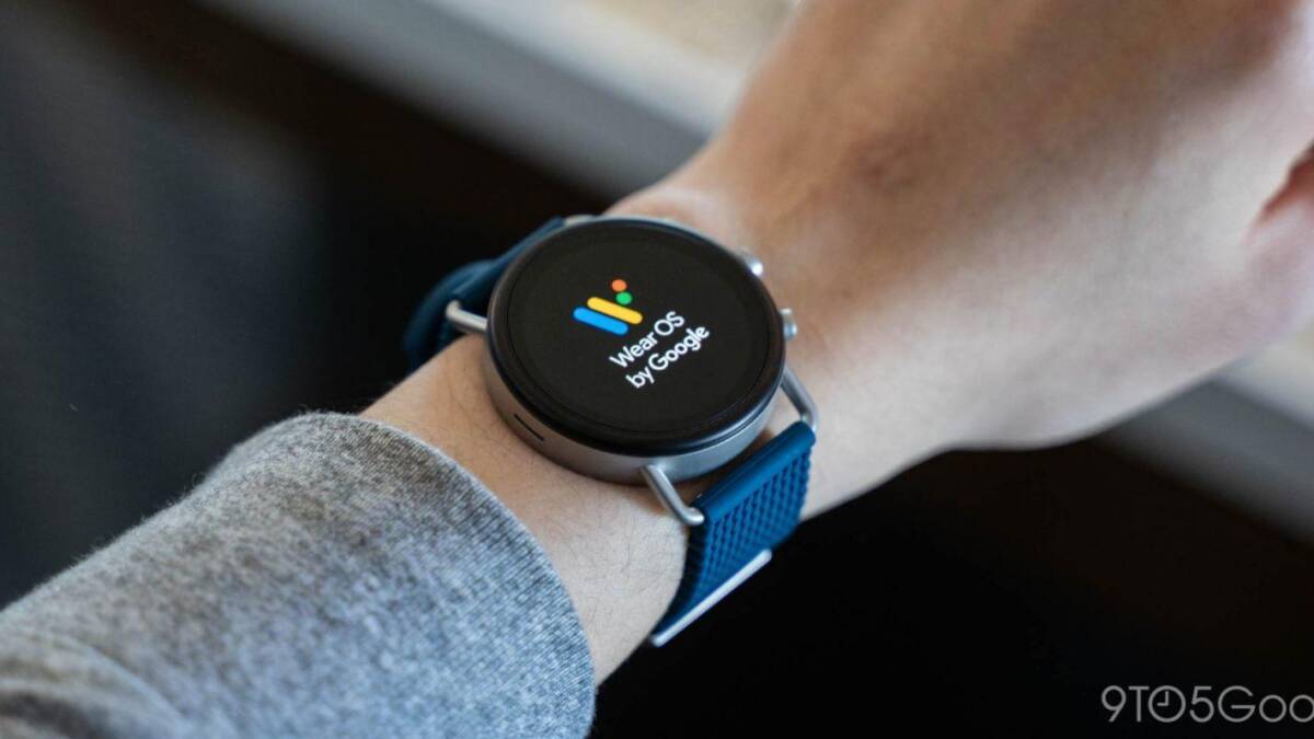 Умные часы Wear OS от Google с синим ремешком