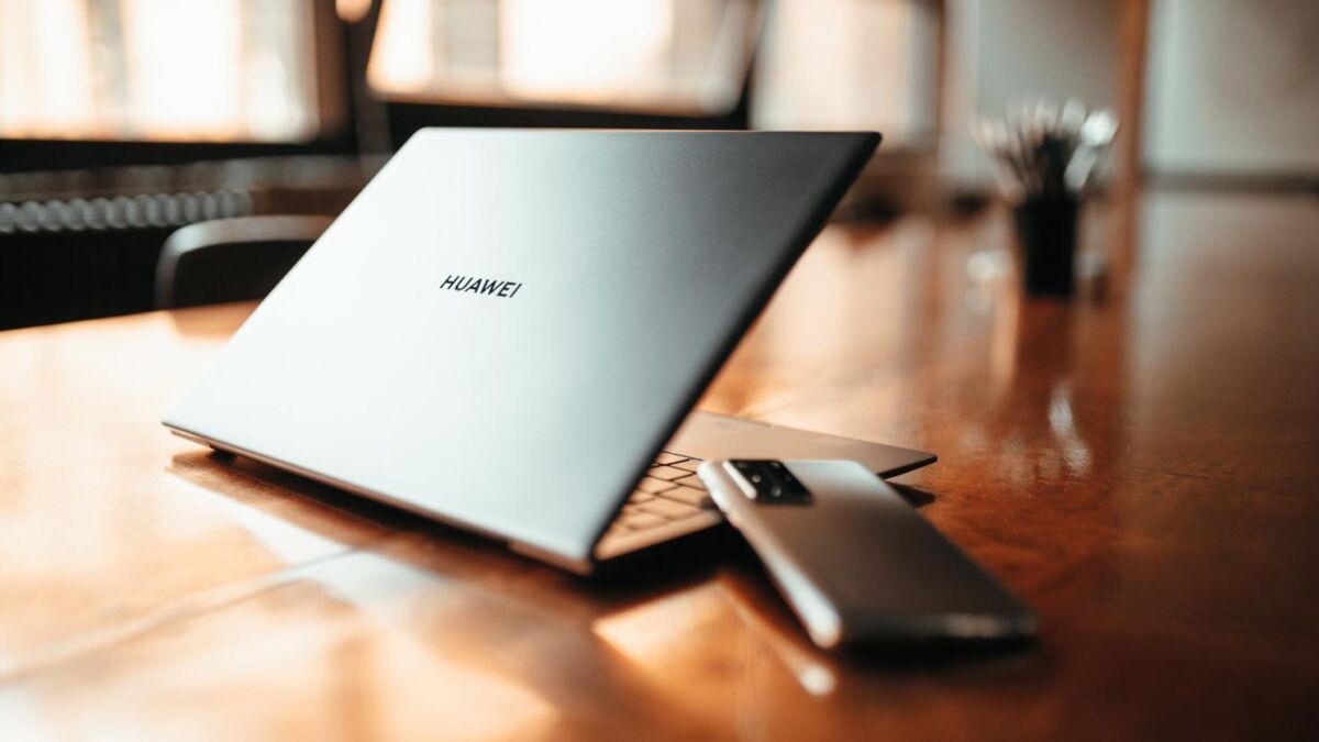 Ноутбук Huawei MateBook 13 на деревянном столе в офисе