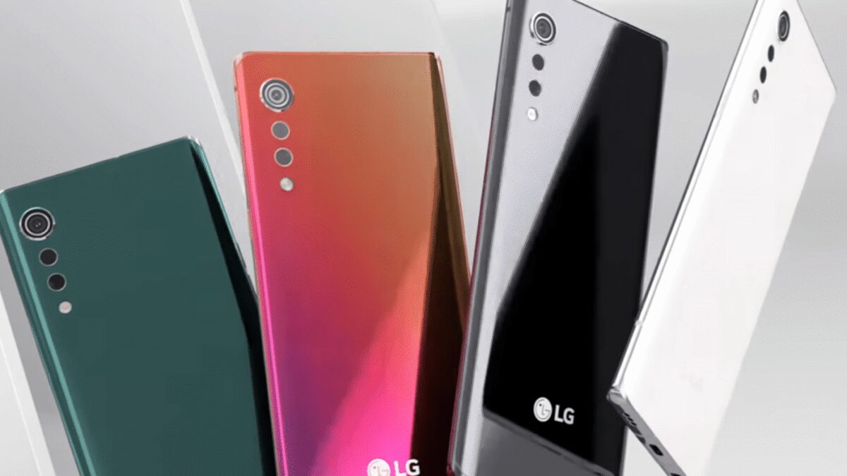 Четыре смартфона LG с задней панелью и камерами