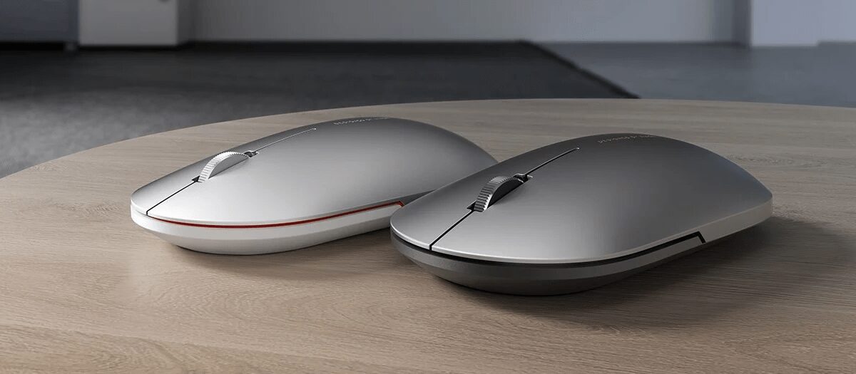 Беспроводная мышь Xiaomi Mi Elegant Mouse Metallic Edition на деревянном столе с углом вида