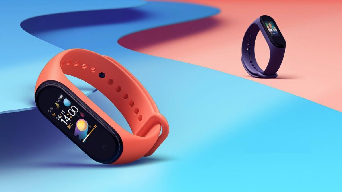 Xiaomi Mi Band 5 в цветных полосках и черный дисплей