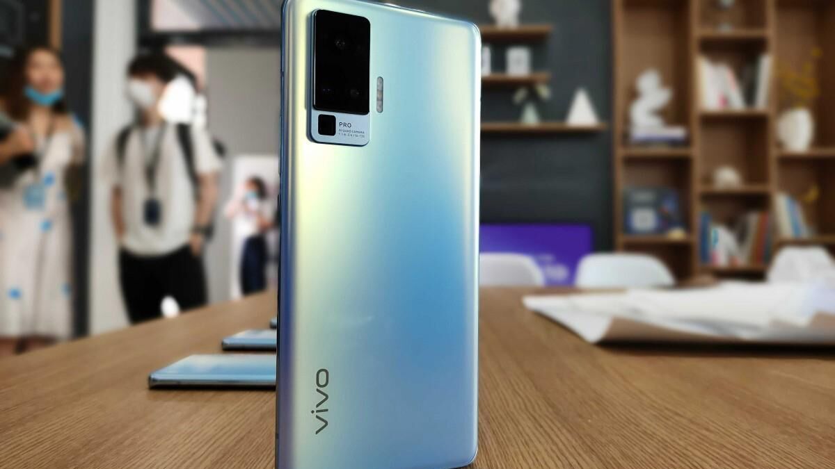 Задняя панель Vivo X50 с камерой и логотипом