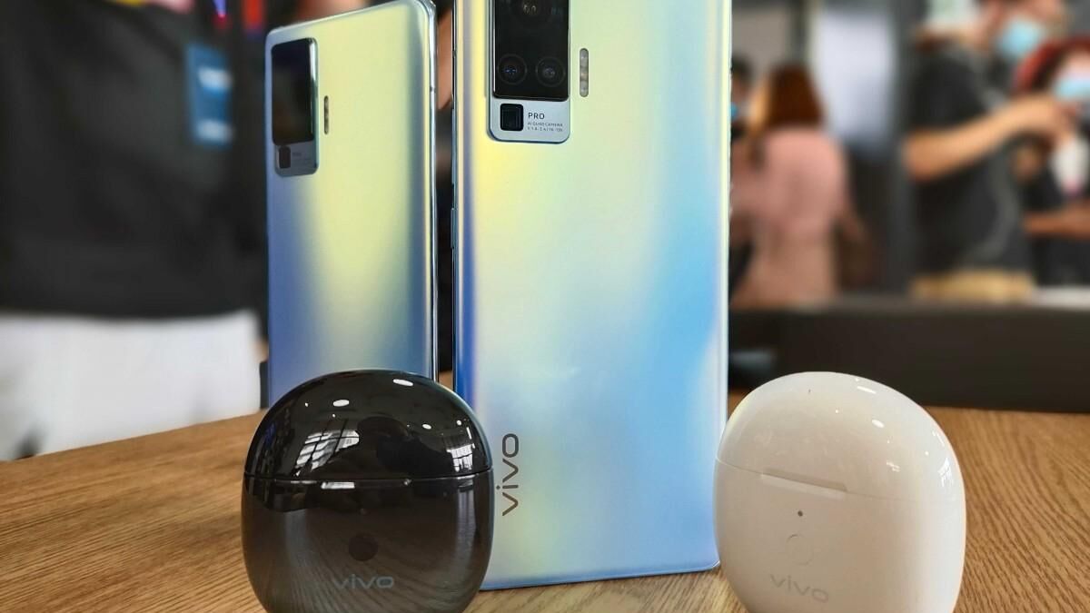 Два смартфона Vivo X50 с задней камерой и чехлами