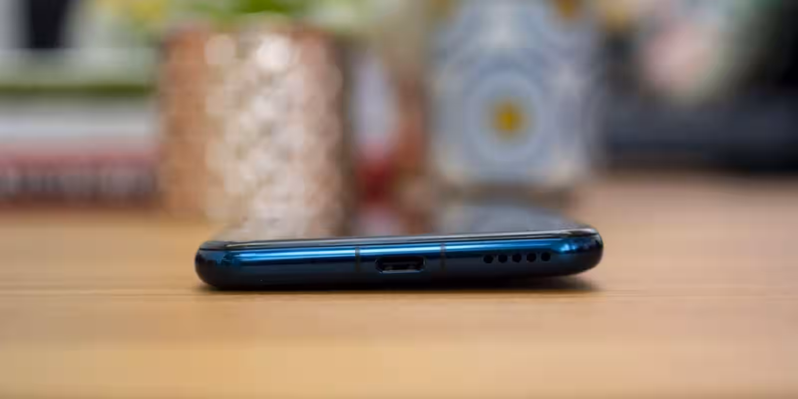 Нижняя часть смартфона Honor Play 4 Pro с портом USB-C и динамиками