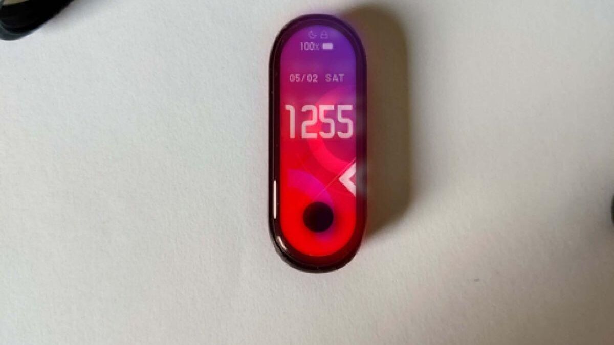 Футляр для Xiaomi Mi Band 5 на столе