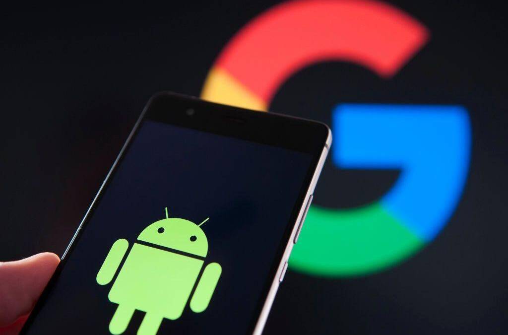 Смартфон с логотипом Android на экране