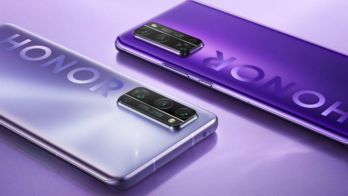 Honor представил смартфоны Honor 30, наушнки Magic EarBuds и ноутбук MagicBook 15 в России 19 Два смартфона Honor 30 на фиолетовом фоне сзади виден блок камер