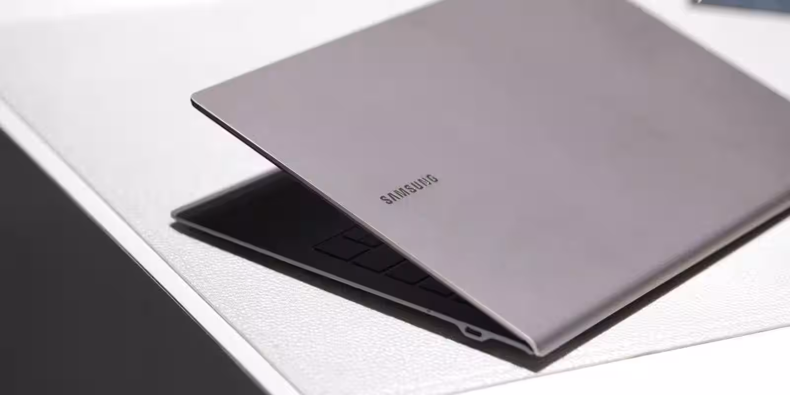 Ноутбук Samsung Galaxy Book S закрыт на столе