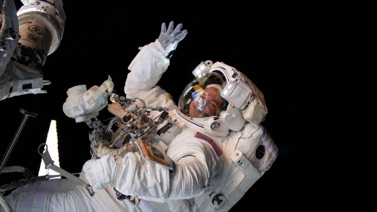 Астронавт NASA в скафандре на МКС и завинчивает оборудование