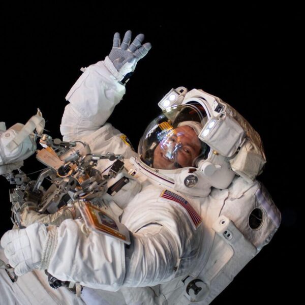 Астронавт NASA снял на МКС видео про Звёздные Войны (drewmorganspacewalk)