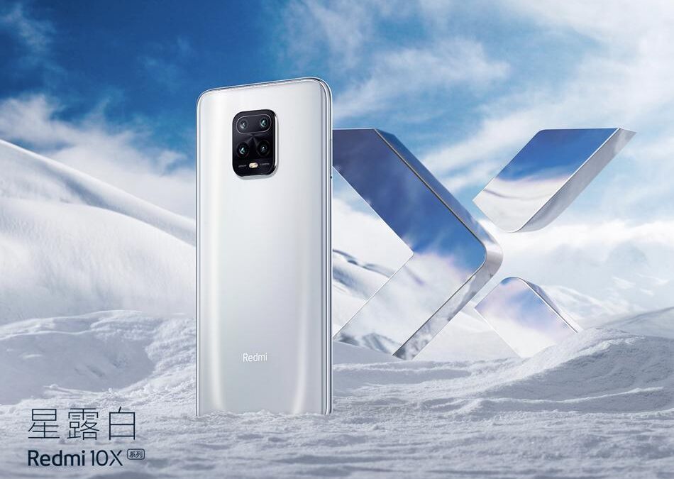 Задняя панель смартфона Redmi 10X на снежном фоне