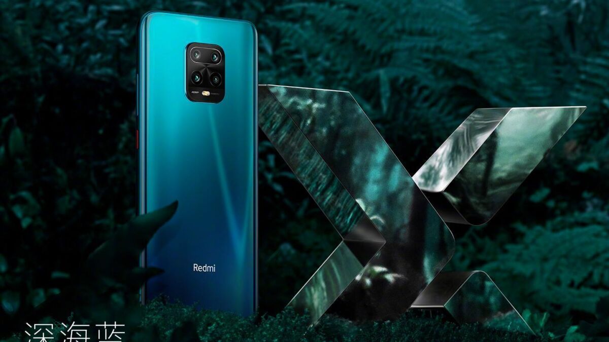 Задняя часть смартфона Redmi 10X с тройной камерой на фоне леса