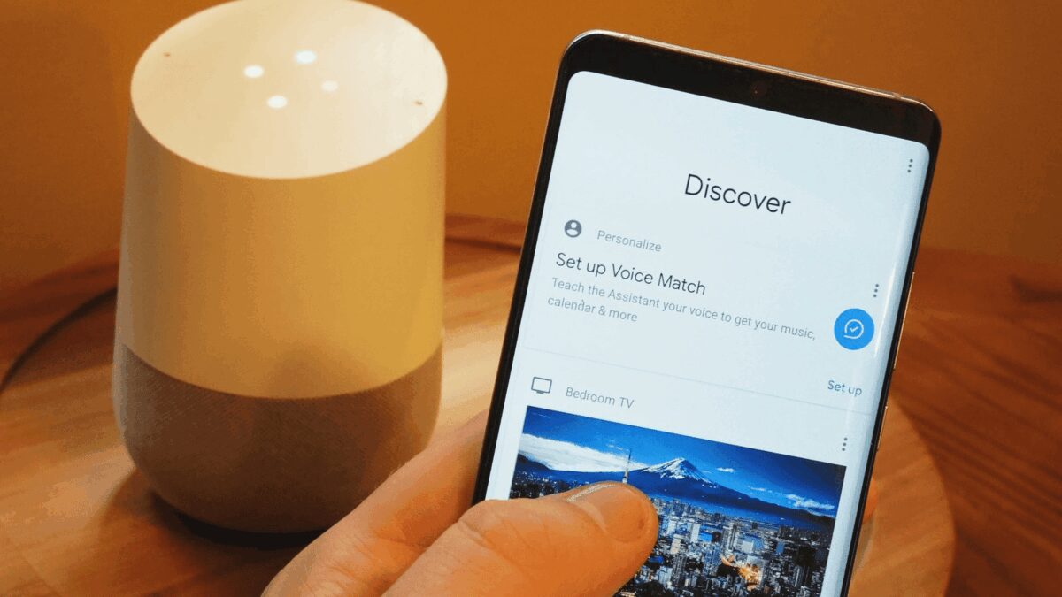 Google Assistant научился управлять холодильниками и кондиционерами 3 Рука держит смартфон с интерфейсом Google Assistant