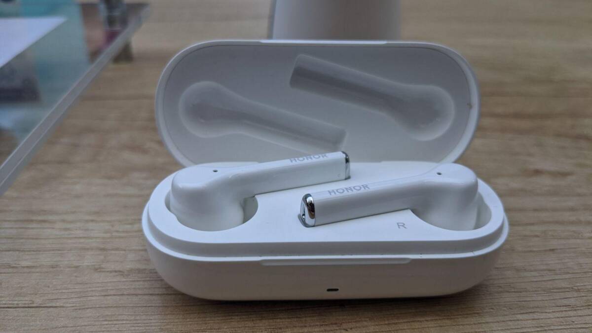 Беспроводные наушники Honor Magic Earbuds в открытом кейсе