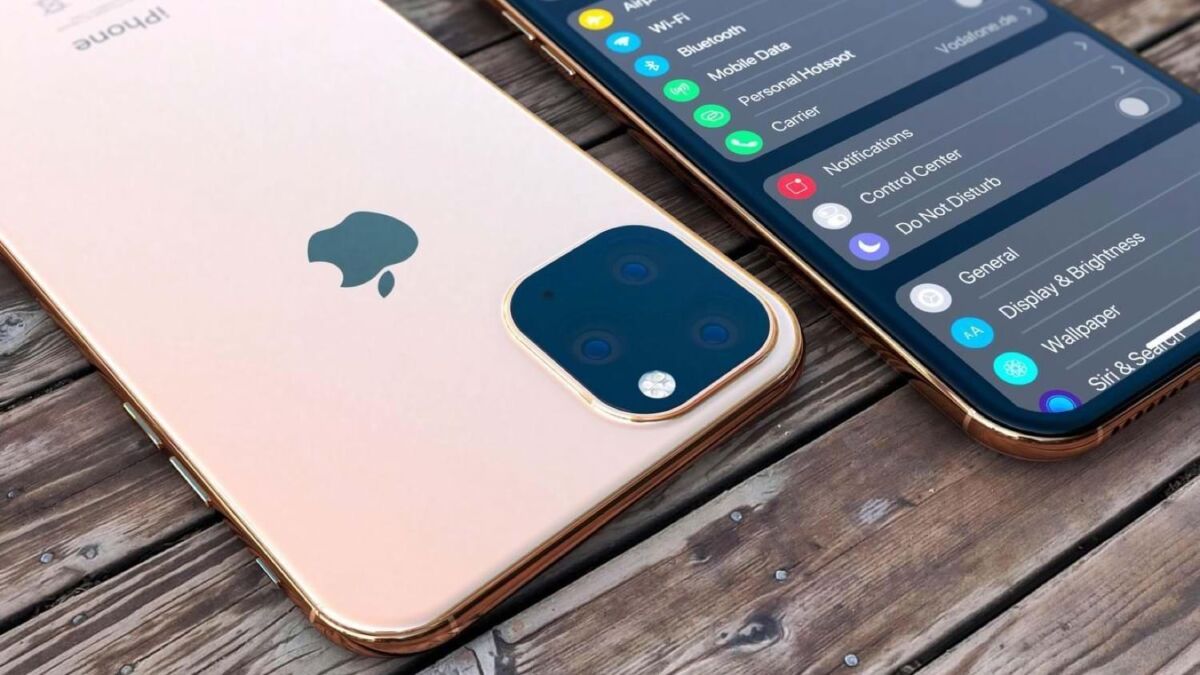 Задняя панель iPhone 13 с тройной камерой и логотипом Apple