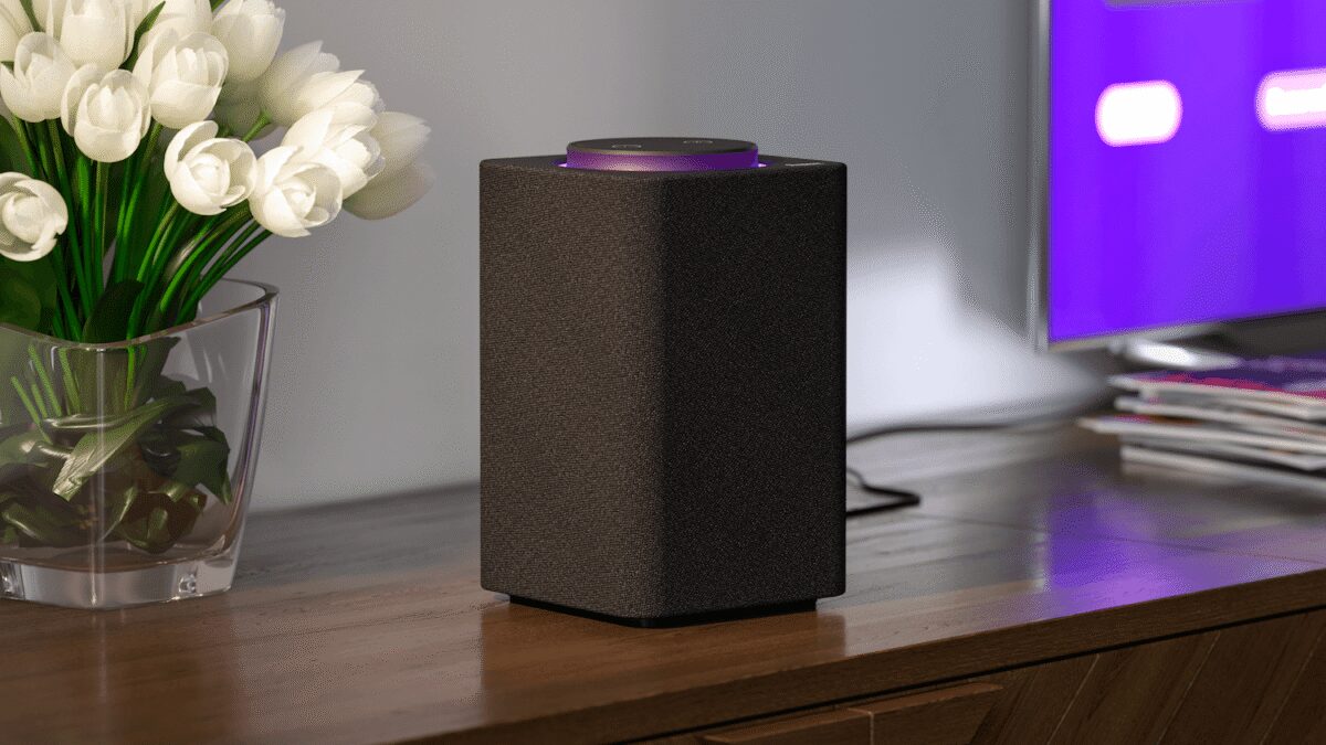 Умная колонка Яндекс.Станция на деревянном столе