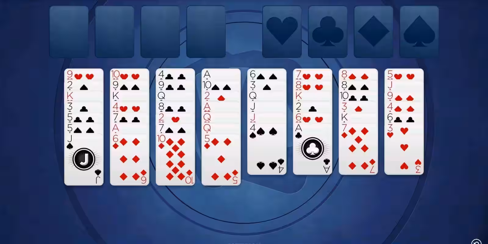 Скриншот карточной игры Солитер на компьютере с зонами для карт и игровыми зонами