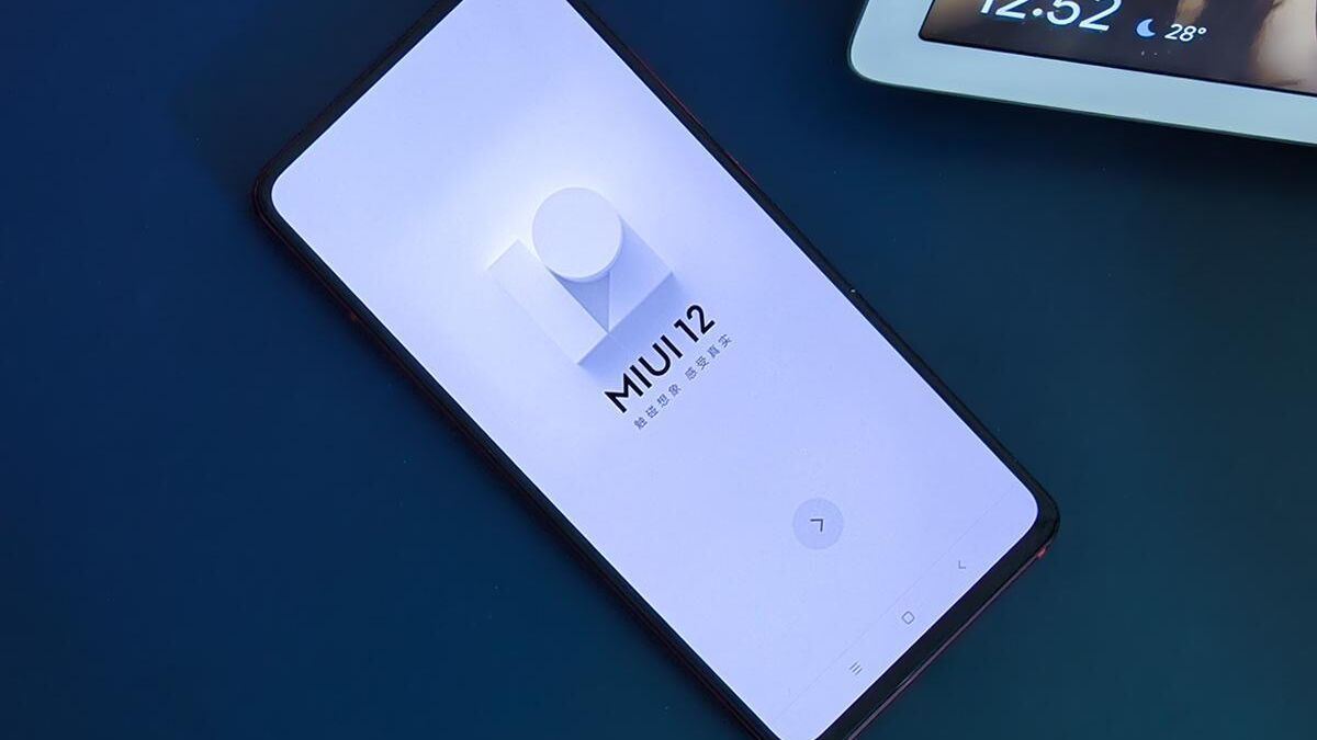 Смартфон Xiaomi с экраном и изображением MIUI 12