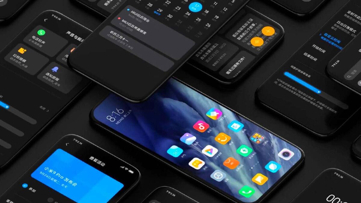 Мультитач дисплей смартфона с множеством приложений и интерфейсами