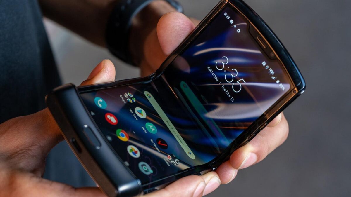 Модель Motorola Razr в открытом виде с интерфейсом меню на экране