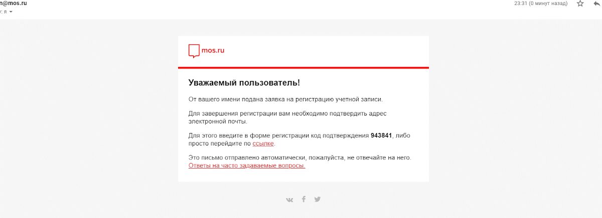 Смартфон Huawei Nova 10 с тремя камерами и голубым корпусом на подставке