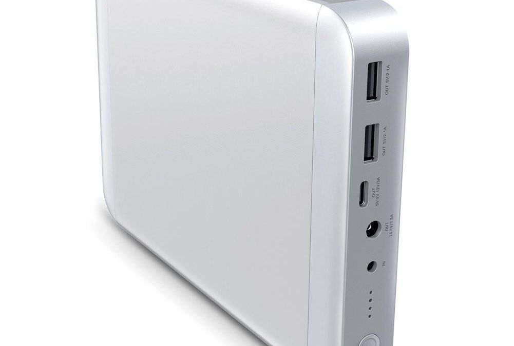 Белый внешний вид устройства с USB портами и кнопкой питания