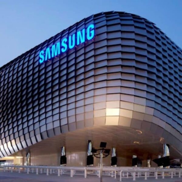 Samsung планирует разрабатывать электромобили совместно с Hyundai (samsung logo building 1024x640 1)