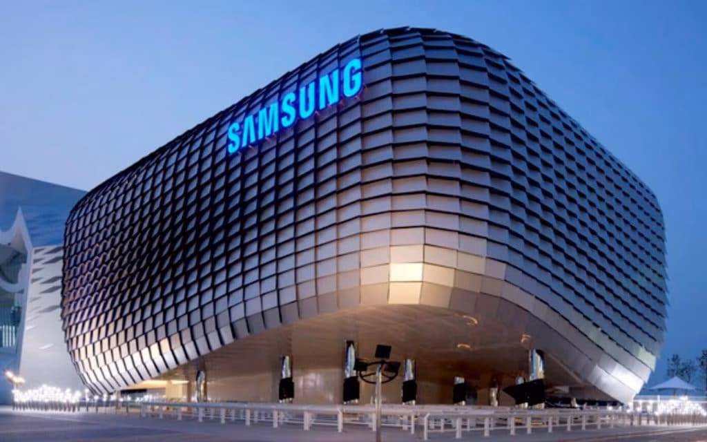 Samsung планирует разрабатывать электромобили совместно с Hyundai 3 samsung logo building 1024x640 1