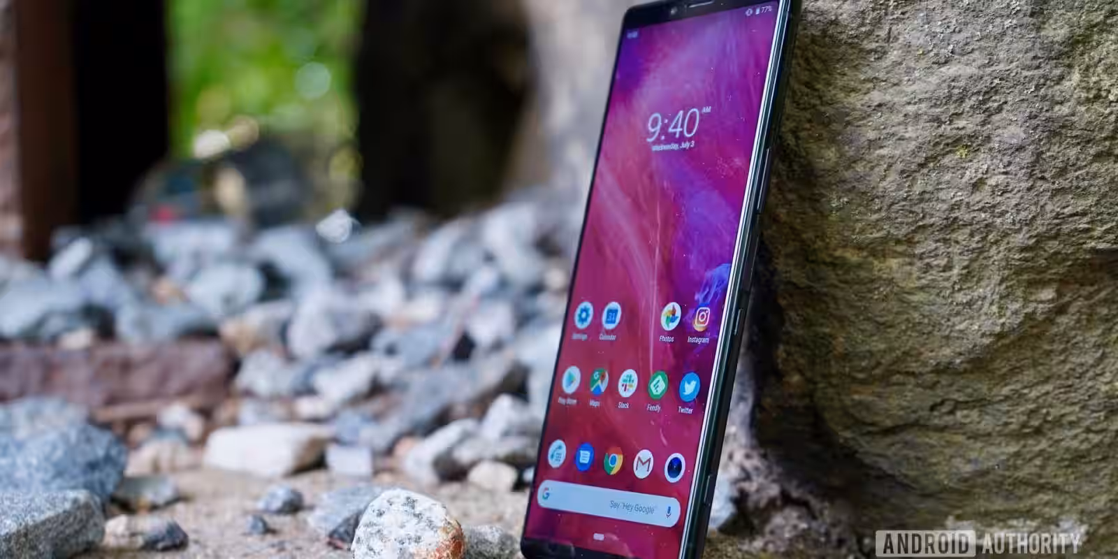 Смартфон Sony с выдвижными динамиками на поверхности