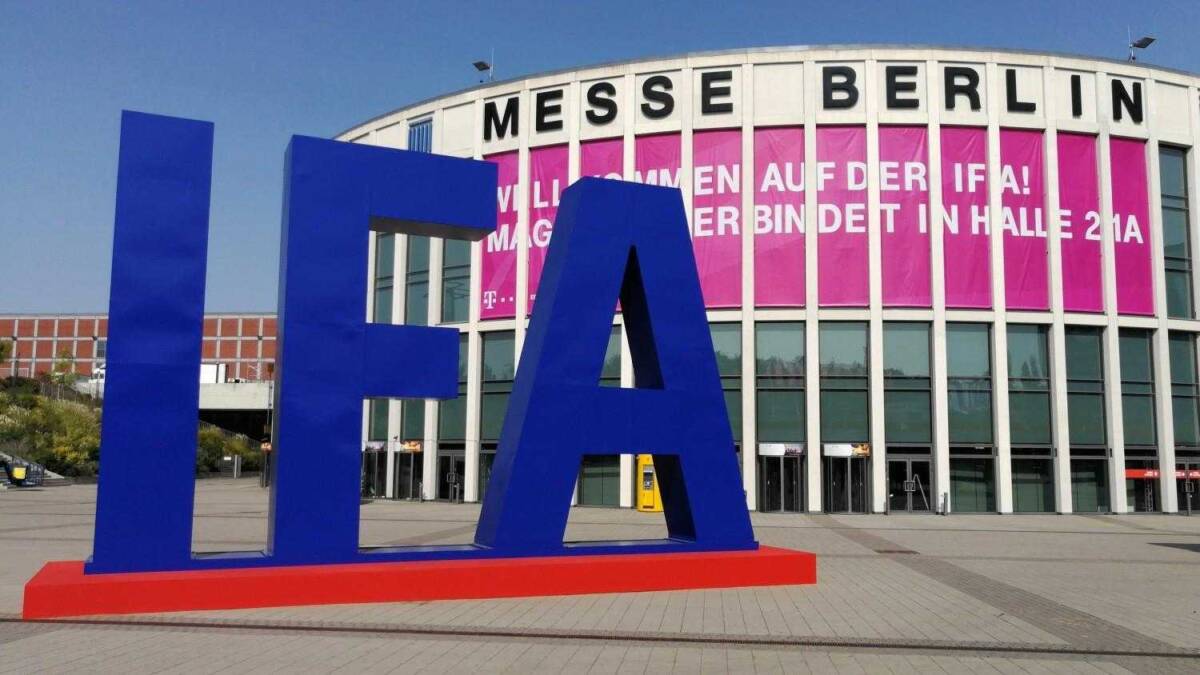 Большая скульптура синих букв IFA перед выставочным зданием